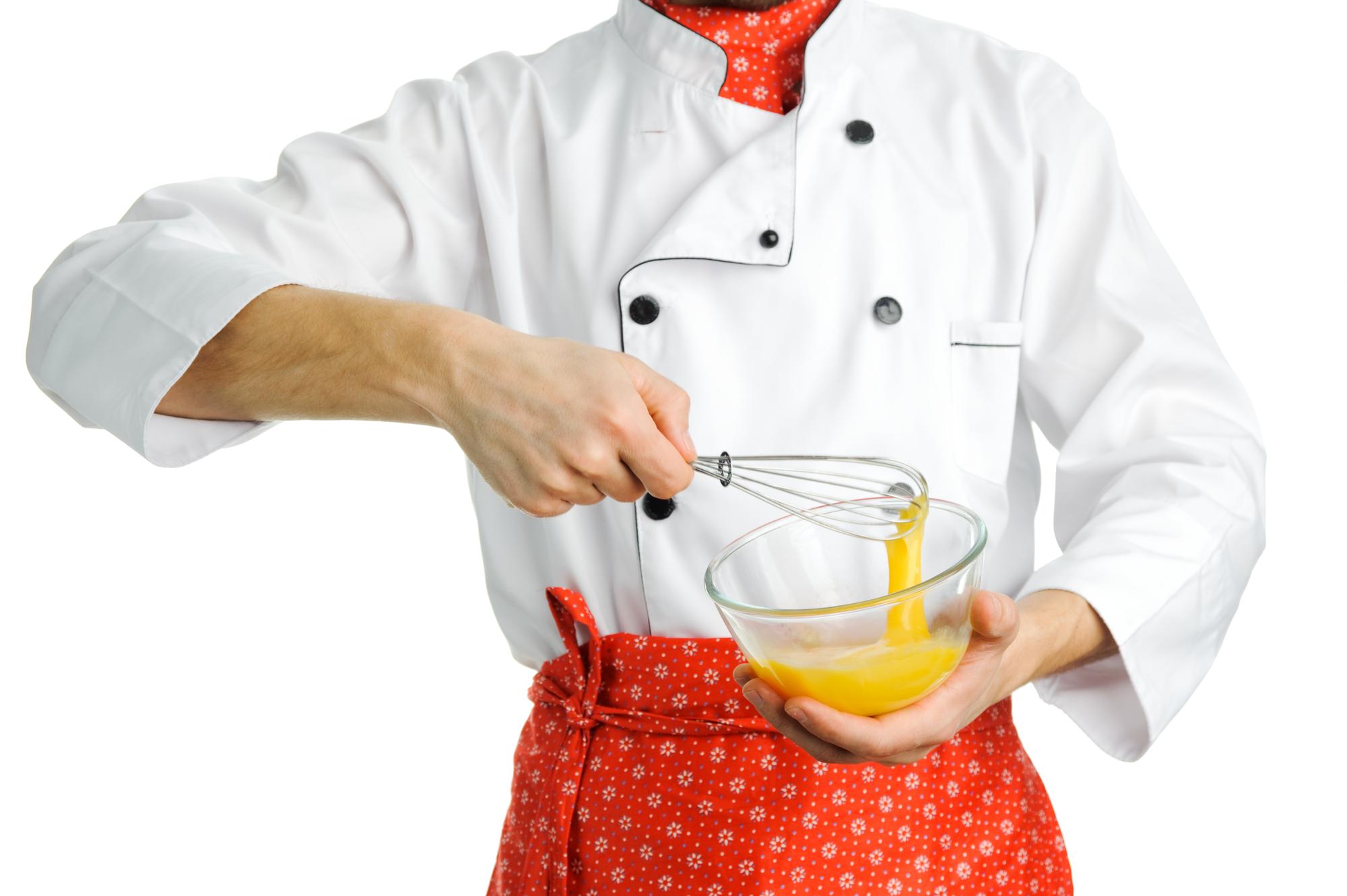 Chef che guarnisce un piatto rustico